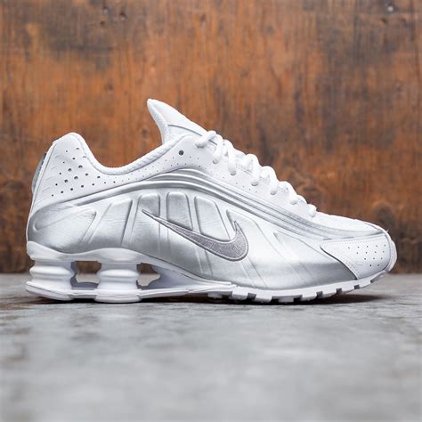 Nike – Shox R4 – Sneaker in Weiß und Metallic